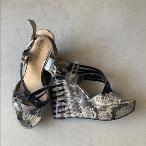 Guess snakeskin platform strappy sandals size 8.5